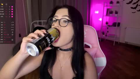 Snapshot of shayloren chatting on 11-17-25, 03:45 Shay online show from 11-17-25, 03:45