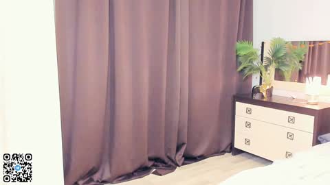 Snapshot of sheenaeast chatting on 12-26-24, 01:10 Violet online show from 12-26-24, 01:10