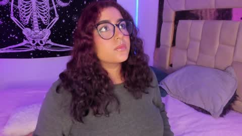 Snapshot of sheeylaroee chatting on 12-29-24, 08:44 Heidy online show from 12-29-24, 08:44