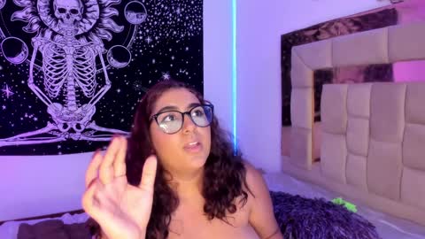 Snapshot of sheeylaroee chatting on 01-16-25, 05:32 Heidy online show from 01-16-25, 05:32