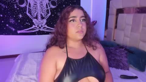 Snapshot of sheeylaroee chatting on 02-20-25, 01:03 Heidy online show from 02-20-25, 01:03