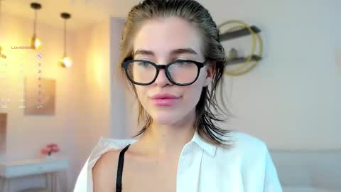 Snapshot of shelleyharn chatting on 09-11-25, 01:49 Alex online show from 09-11-25, 01:49