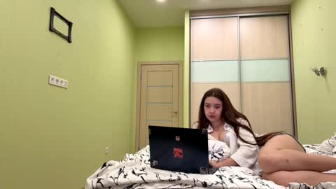 Snapshot of shelliesifuentes chatting on 10-11-25, 03:28 Ava online show from 10-11-25, 03:28