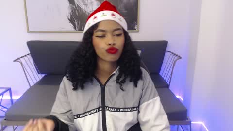 Snapshot of shenna_brunette_ chatting on 12-17-24, 01:05 Shenna online show from 12-17-24, 01:05