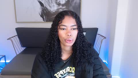 Snapshot of shenna_brunette_ chatting on 12-20-24, 01:33 Shenna online show from 12-20-24, 01:33