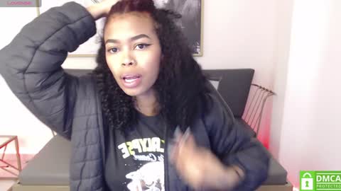 Snapshot of shenna_brunette_ chatting on 12-30-24, 01:03 Shenna online show from 12-30-24, 01:03