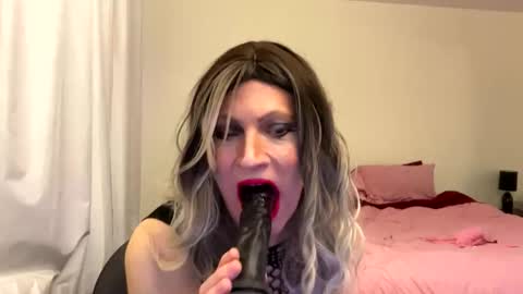 Snapshot of sherrisqs00 chatting on 03-15-26, 02:06 sherrisqs00 online show from 03-15-26, 02:06