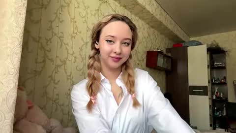 Snapshot of sherrylhilscher chatting on 03-20-26, 10:09 Mia online show from 03-20-26, 10:09