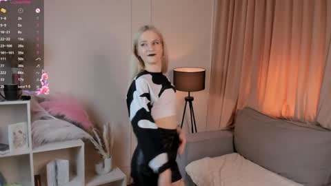 Snapshot of sherylllammey chatting on 04-25-26, 07:22 Sara online show from 04-25-26, 07:22