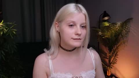Snapshot of shinejoan chatting on 10-09-25, 03:10 help me reach my first 25 thumbs up online show from 10-09-25, 03:10