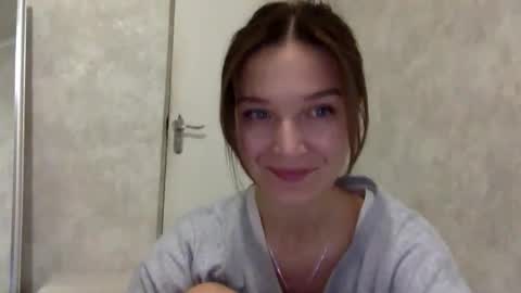 Snapshot of shining_pearl chatting on 10-26-25, 09:10 Jesica online show from 10-26-25, 09:10