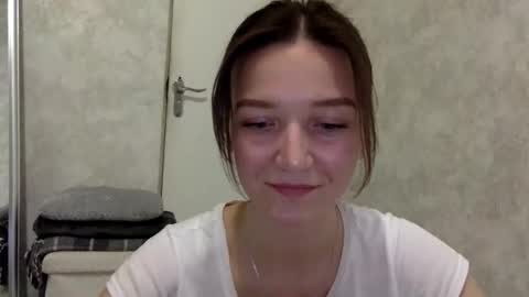 Snapshot of shining_pearl chatting on 11-13-25, 09:47 Jesica online show from 11-13-25, 09:47