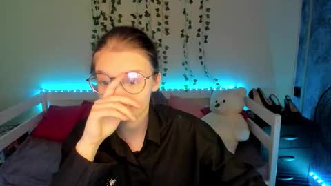 shy_elina01 online show from 10-04-25, 10:02