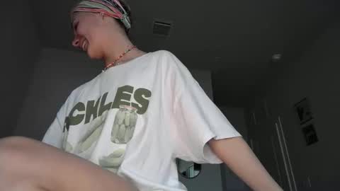 Snapshot of shyy_petitebaby chatting on 11-17-25, 04:35 shypetitebaby online show from 11-17-25, 04:35