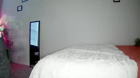 Snapshot of shyy_petitebaby chatting on 04-27-26, 04:27 shypetitebaby online show from 04-27-26, 04:27