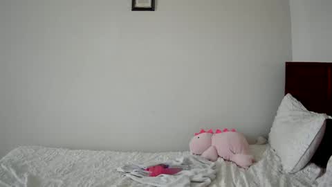 Snapshot of shyy_petitebaby chatting on 06-16-26, 07:05 shypetitebaby online show from 06-16-26, 07:05