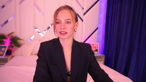 Snapshot of shyysiren chatting on 10-14-25, 02:18 shyysiren online show from 10-14-25, 02:18