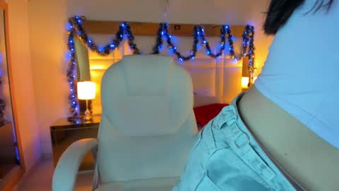 Sienna  online show from 11-24-25, 12:27