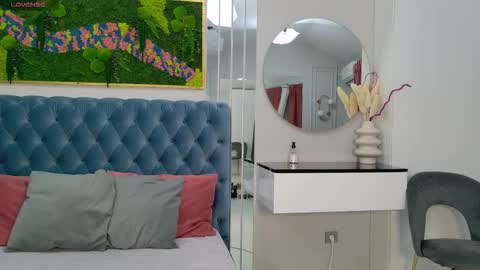 Sienna online show from 11-17-25, 05:02