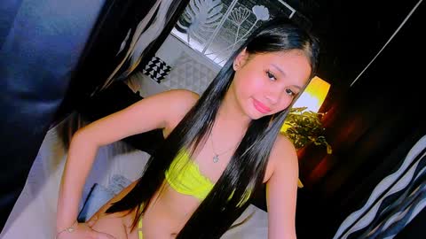 Snapshot of sierracoxriches chatting on 01-11-25, 06:14 Belle online show from 01-11-25, 06:14