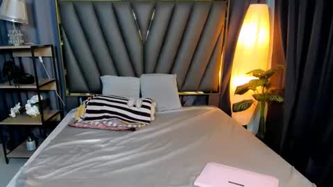 Snapshot of sierracoxriches chatting on 11-20-25, 05:51 Belle online show from 11-20-25, 05:51