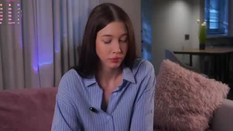 Snapshot of signehinz chatting on 05-15-26, 12:23 Eva online show from 05-15-26, 12:23