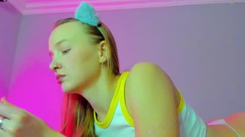 Snapshot of silky_huzelnut chatting on 10-22-25, 08:25 Mila online show from 10-22-25, 08:25