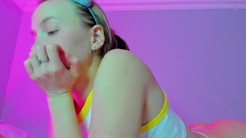 Snapshot of silky_huzelnut chatting on 10-30-25, 06:59 Mila online show from 10-30-25, 06:59