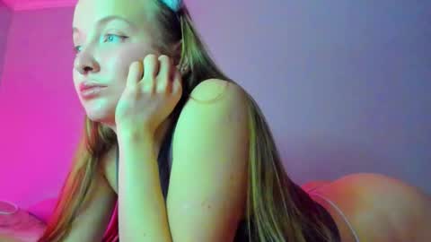 Snapshot of silky_huzelnut chatting on 12-18-25, 08:20 Mila online show from 12-18-25, 08:20