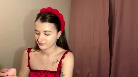 Snapshot of simoneperotta chatting on 05-20-26, 02:12 Alice online show from 05-20-26, 02:12