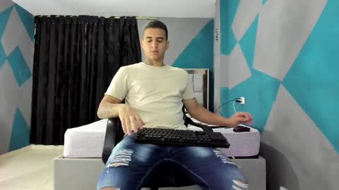 Snapshot of simonkeler chatting on 02-22-25, 08:53 SIMON KELER online show from 02-22-25, 08:53