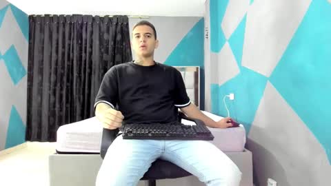 Snapshot of simonkeler chatting on 02-25-25, 04:03 SIMON KELER online show from 02-25-25, 04:03