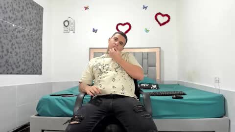 Snapshot of simonkeler chatting on 10-16-25, 02:01 SIMON KELER online show from 10-16-25, 02:01