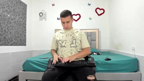 Snapshot of simonkeler chatting on 10-16-25, 02:07 SIMON KELER online show from 10-16-25, 02:07