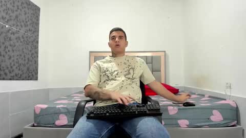 Snapshot of simonkeler chatting on 11-30-25, 04:05 SIMON KELER online show from 11-30-25, 04:05