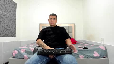 Snapshot of simonkeler chatting on 12-13-25, 10:26 SIMON KELER online show from 12-13-25, 10:26