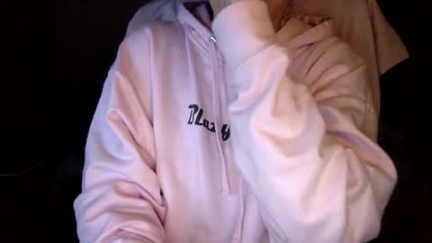 Snapshot of sindrastone chatting on 01-12-25, 01:32 Sindra online show from 01-12-25, 01:32