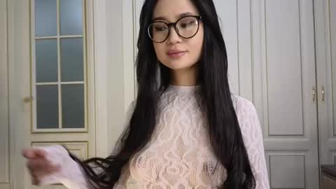 Snapshot of sinsemillaa chatting on 05-24-26, 04:01 Ellie online show from 05-24-26, 04:01