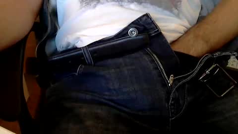 Snapshot of sinthesi chatting on 10-05-25, 08:34 Alex online show from 10-05-25, 08:34