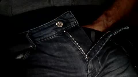 Snapshot of sinthesi chatting on 10-19-25, 04:35 Alex online show from 10-19-25, 04:35