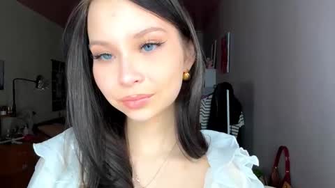 Snapshot of siobhanhelmstetler chatting on 11-18-25, 12:31 Emma online show from 11-18-25, 12:31