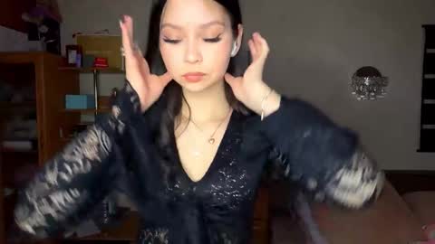 Snapshot of siobhanhelmstetler chatting on 12-02-25, 11:48 Emma online show from 12-02-25, 11:48