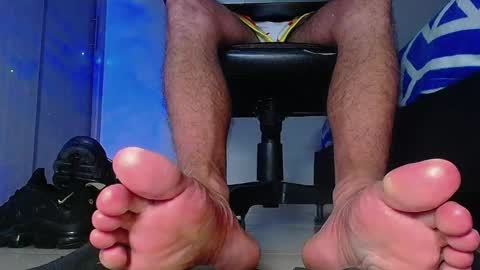 only foot                         worshipers here online show from 02-07-26, 04:38