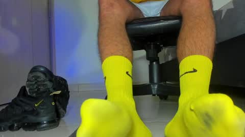 only foot                         worshipers here online show from 04-01-26, 06:58