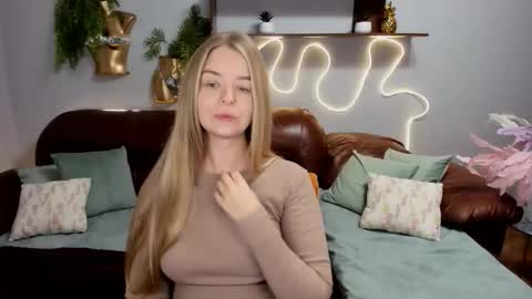 SirenaBloom online show from 09-15-25, 04:23