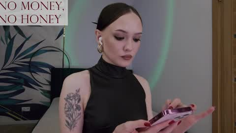 Snapshot of sirenaswhisper chatting on 05-24-26, 05:51 Goddess Sirena online show from 05-24-26, 05:51