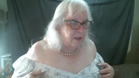 Sissy Diane online show from 10-04-25, 01:09