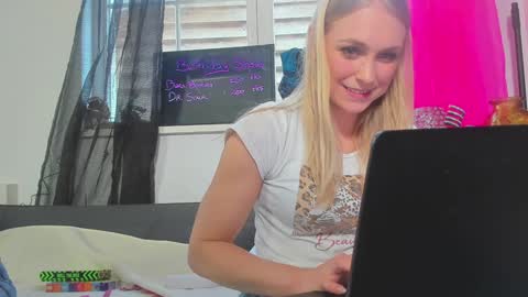 Snapshot of siswet19 chatting on 03-09-25, 02:32 Elise online show from 03-09-25, 02:32