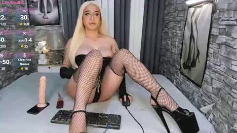 Snapshot of sit_on_me_baby chatting on 12-14-25, 05:57 Arra online show from 12-14-25, 05:57