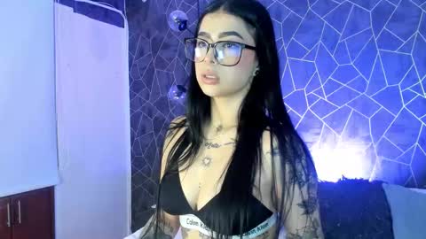 Snapshot of skailyn_angels chatting on 11-19-25, 04:45 SKAILYN ANGELS online show from 11-19-25, 04:45